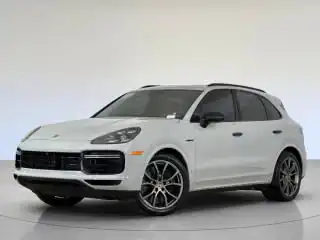 2023 Porsche Cayenne Turbo S E-Hybrid's photo