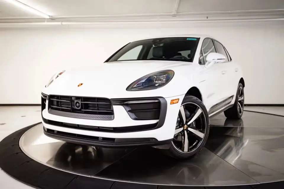 2026 Porsche Macan Base photo 3