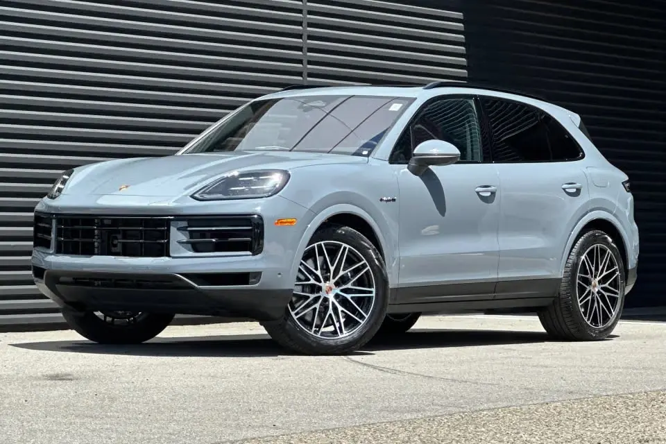 2026 Porsche Cayenne E-Hybrid photo 3