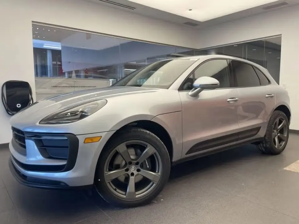 2026 Porsche Macan Base photo 3