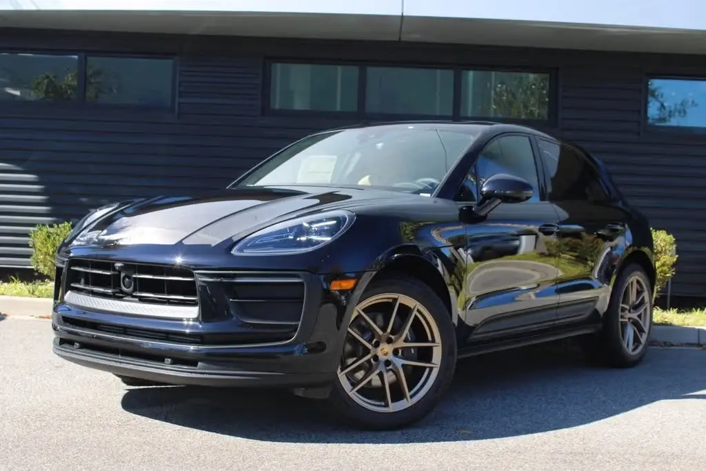 2026 Porsche Macan Base photo 4