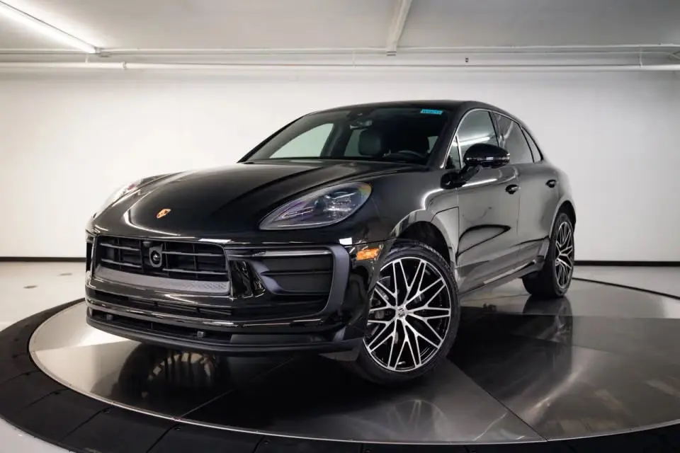 2026 Porsche Macan Base photo 3