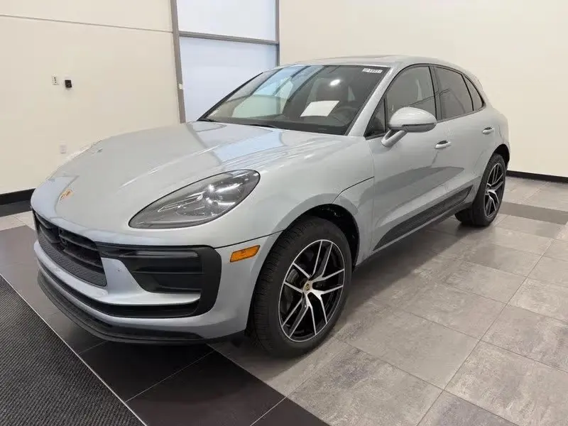 2025 Porsche Macan Base photo 3