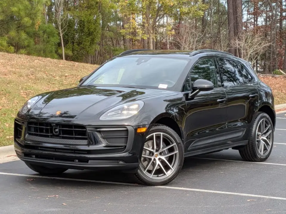 2026 Porsche Macan Base photo 3