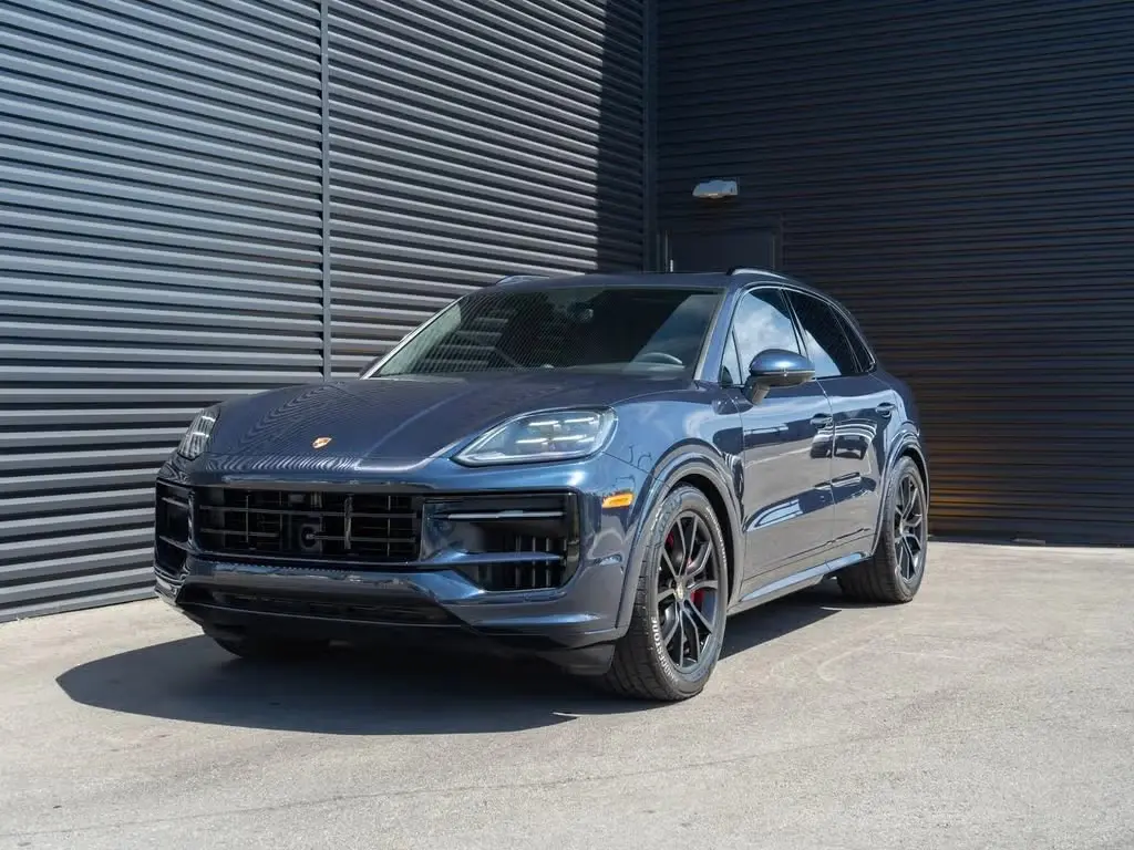 2025 Porsche Cayenne GTS photo 4