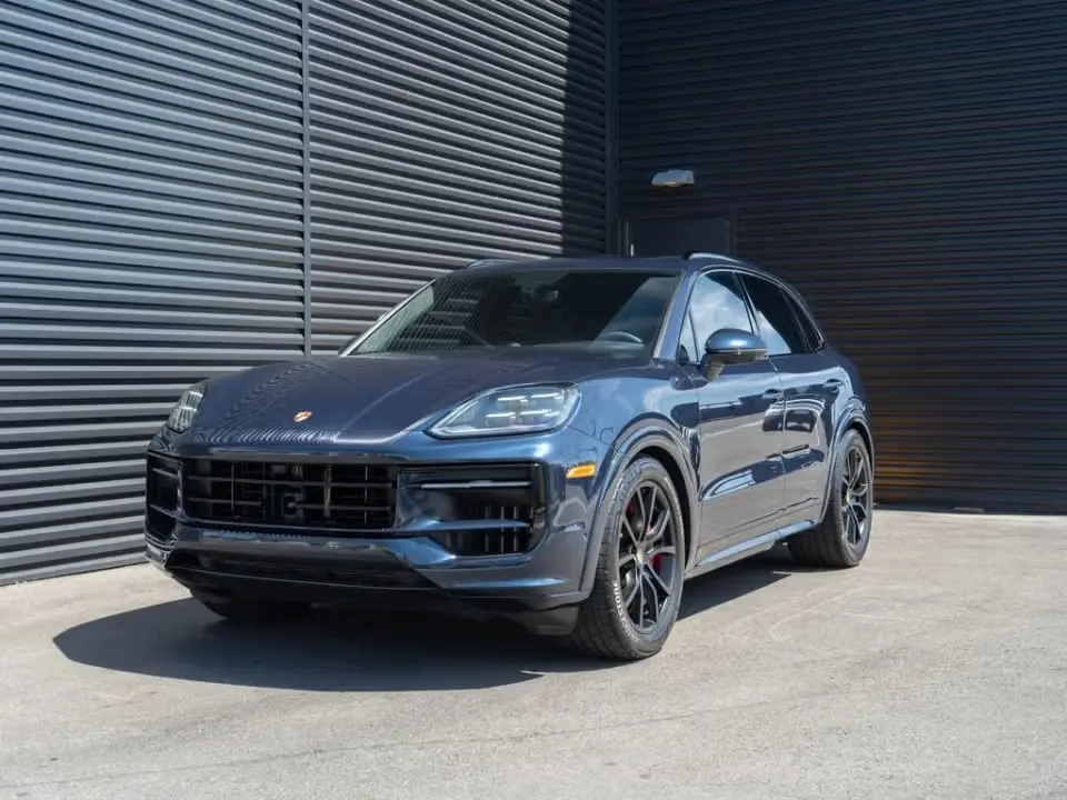 2025 Porsche Cayenne GTS photo 3