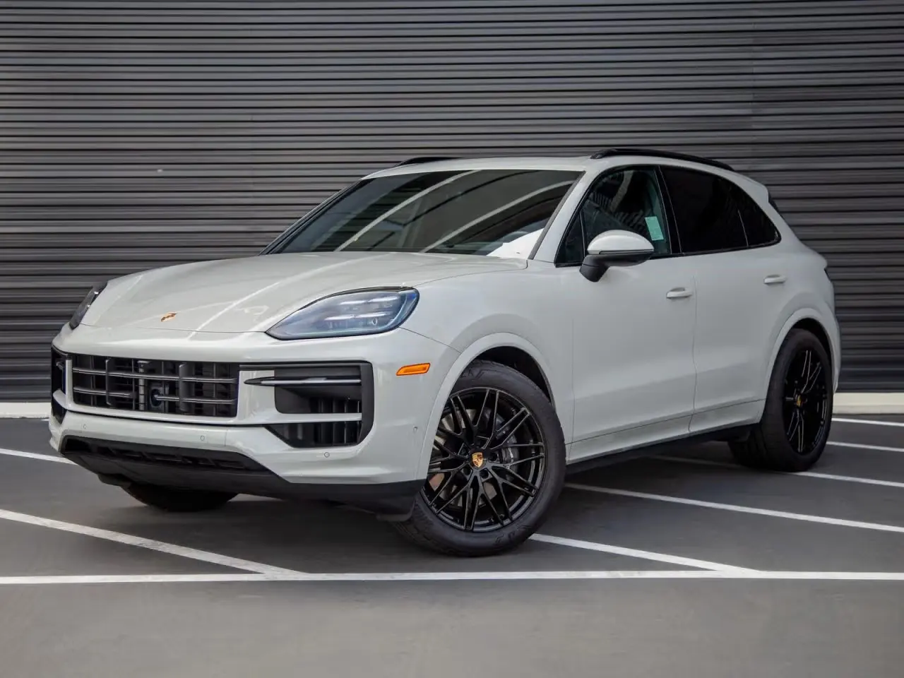 2026 Porsche Cayenne Base photo 4