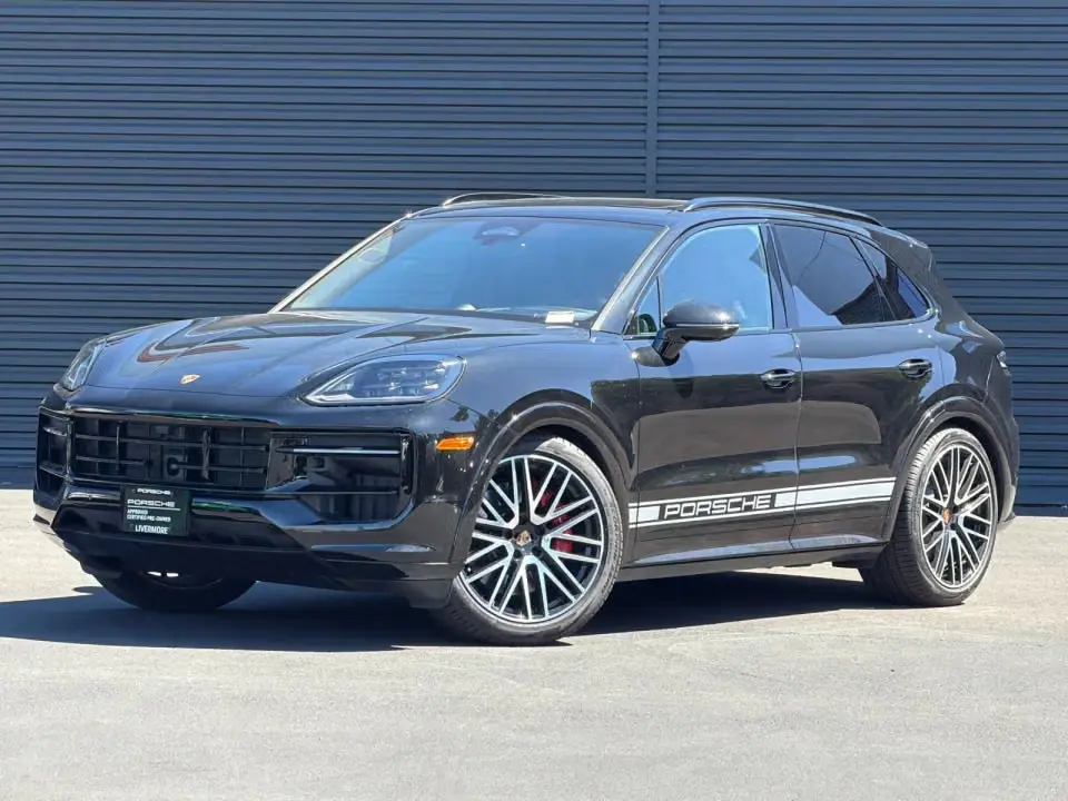 2026 Porsche Cayenne GTS photo 3