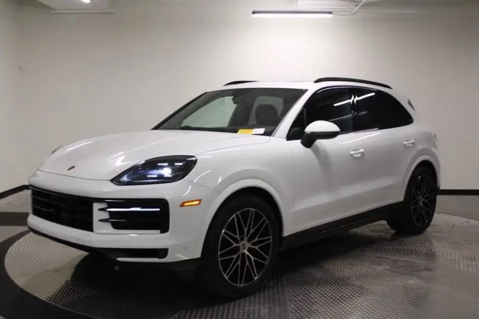 2025 Porsche Cayenne Base photo 3