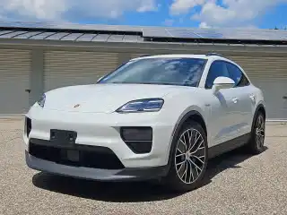 2025 Porsche Macan Macan 4 Electric's photo