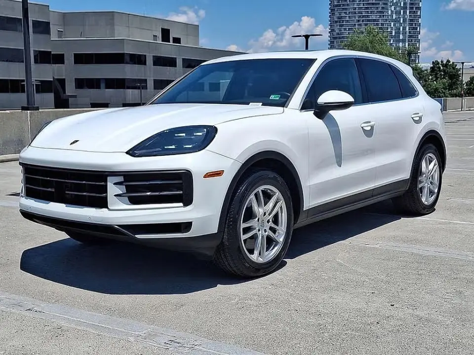 2024 Porsche Cayenne Base photo 3