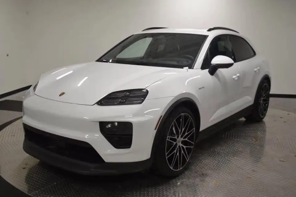 2025 Porsche Macan Macan 4S Electric photo 3