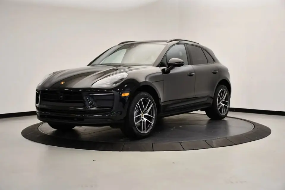 2026 Porsche Macan Base photo 3