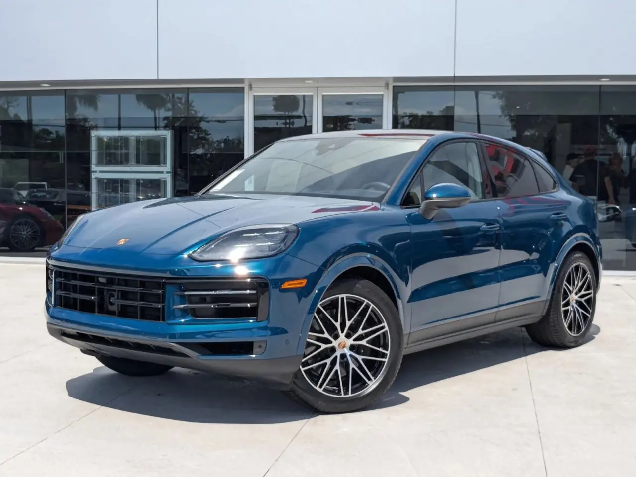 2025 Porsche Cayenne Base photo 4