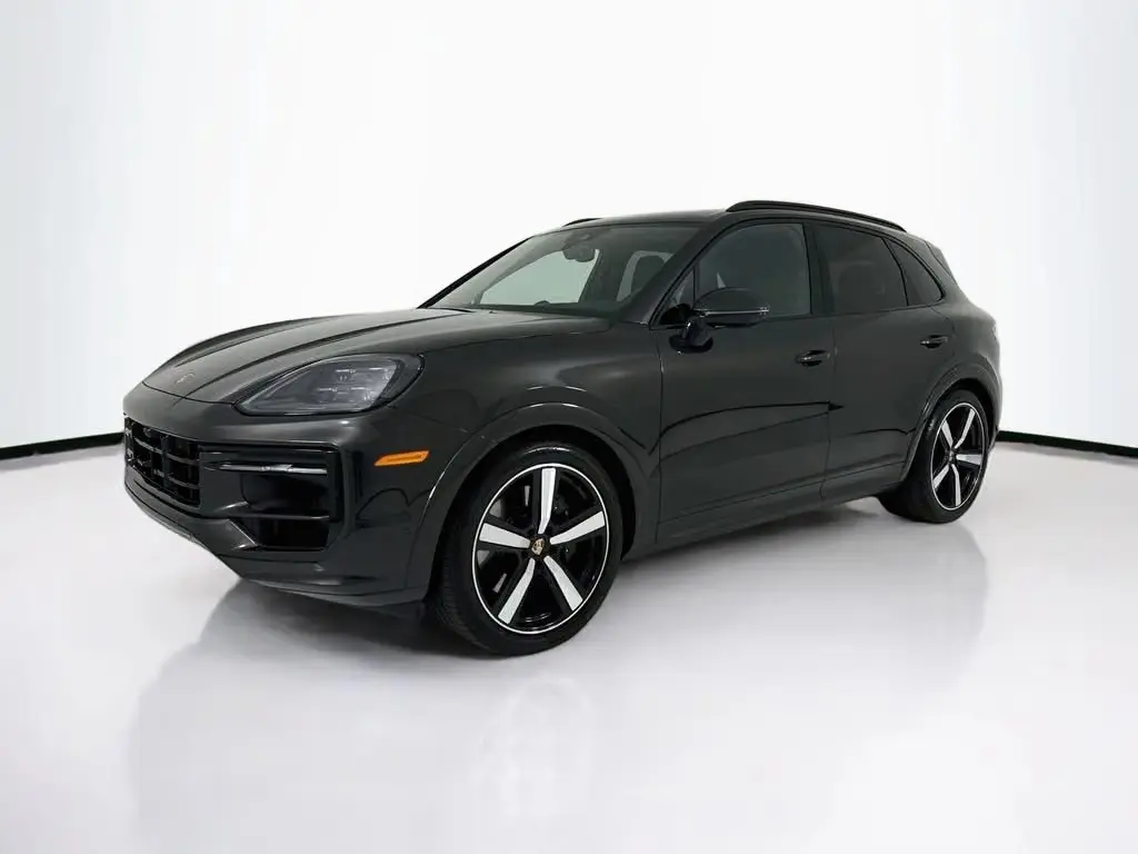 2025 Porsche Cayenne GTS photo 4