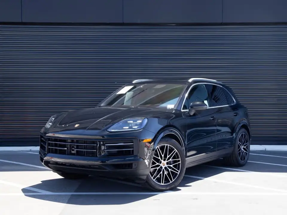 2025 Porsche Cayenne Base photo 3