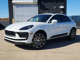 2026 Porsche Macan Base photo 5