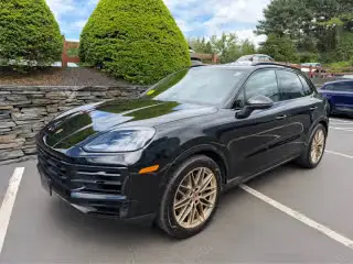 2025 Porsche Cayenne Base photo 1