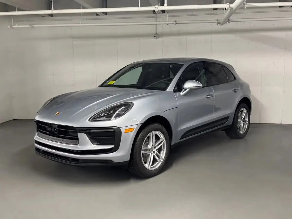 2026 Porsche Macan T photo 4