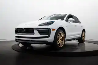 2025 Porsche Macan Base's photo