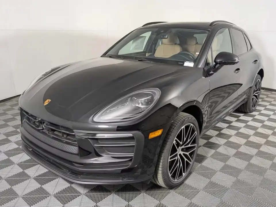 2026 Porsche Macan Base photo 3