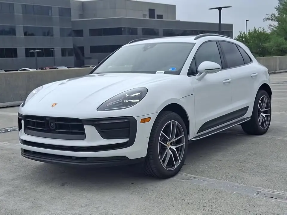 2026 Porsche Macan undefined photo 3