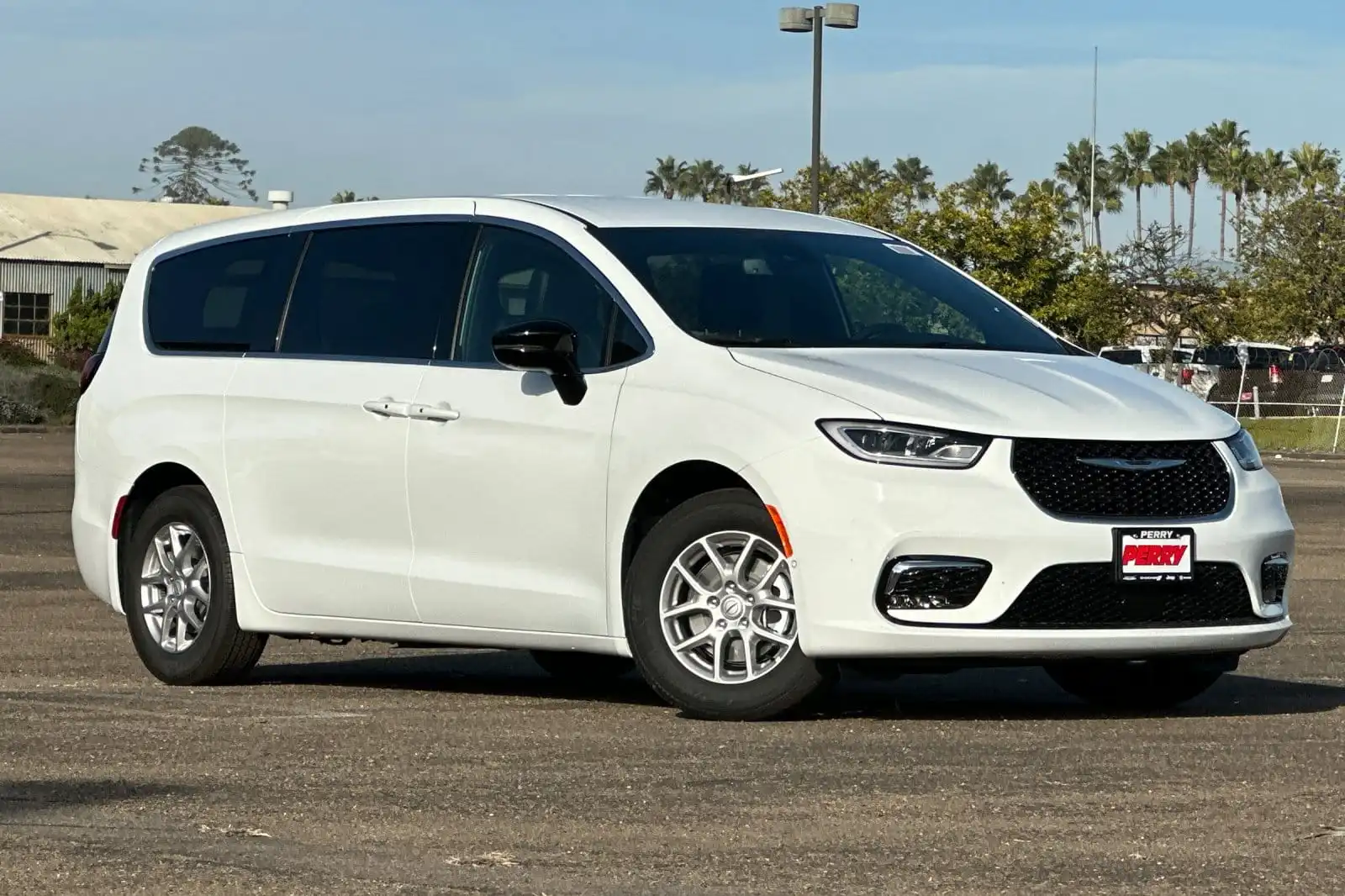 2026 Chrysler Pacifica Select's photo