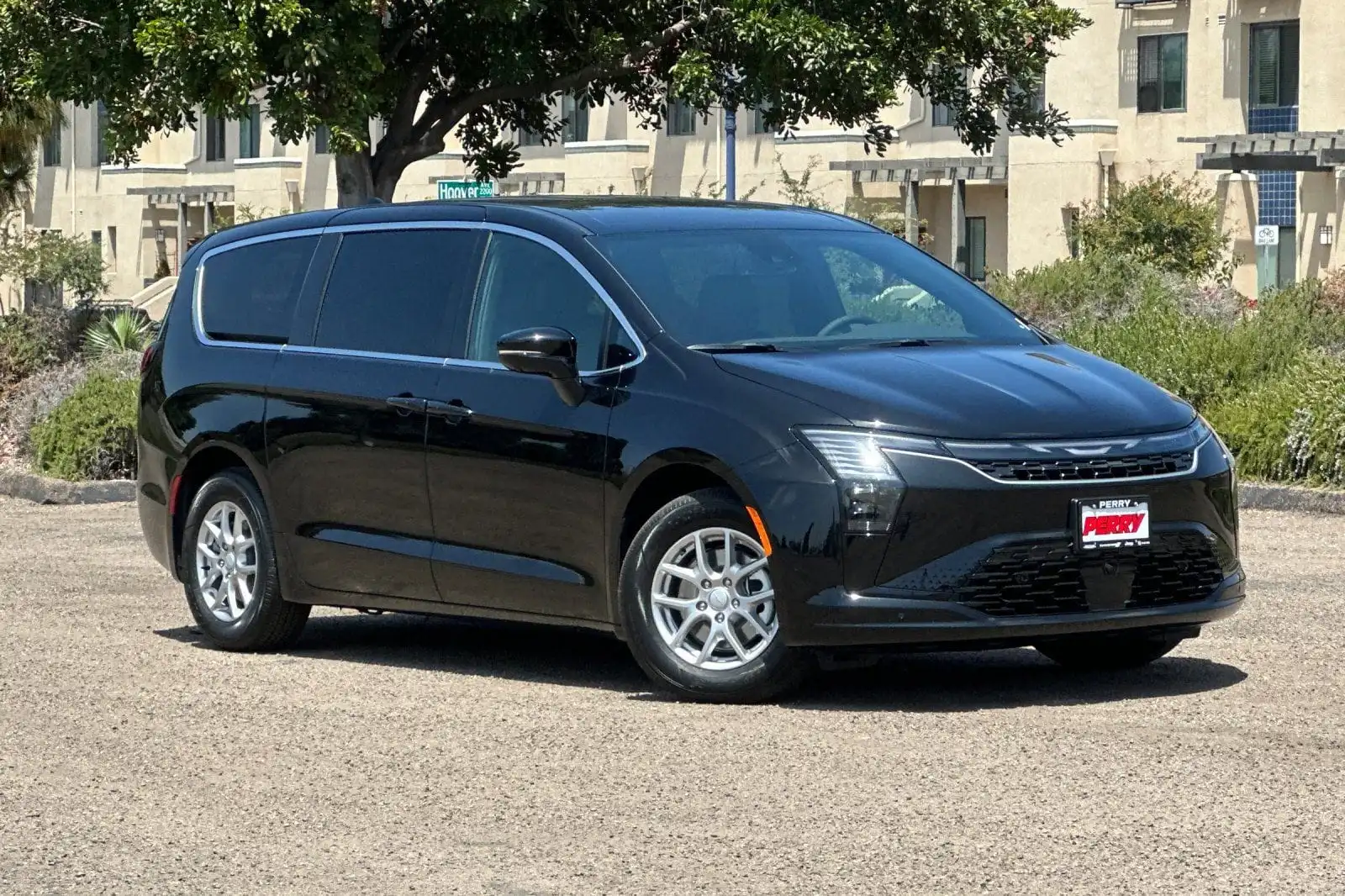 2027 Chrysler Pacifica Select's photo