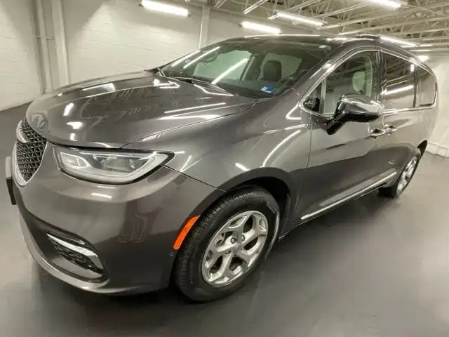 2023 Chrysler Pacifica Limited AWD's photo
