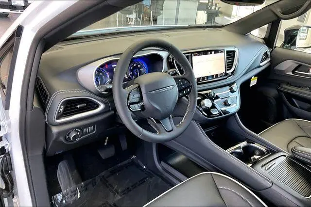 2027 Chrysler Pacifica Limited photo 4
