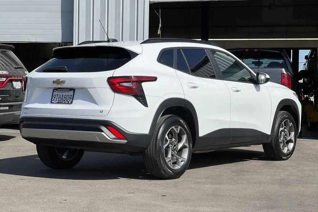 2025 Chevrolet Trax LT photo 4