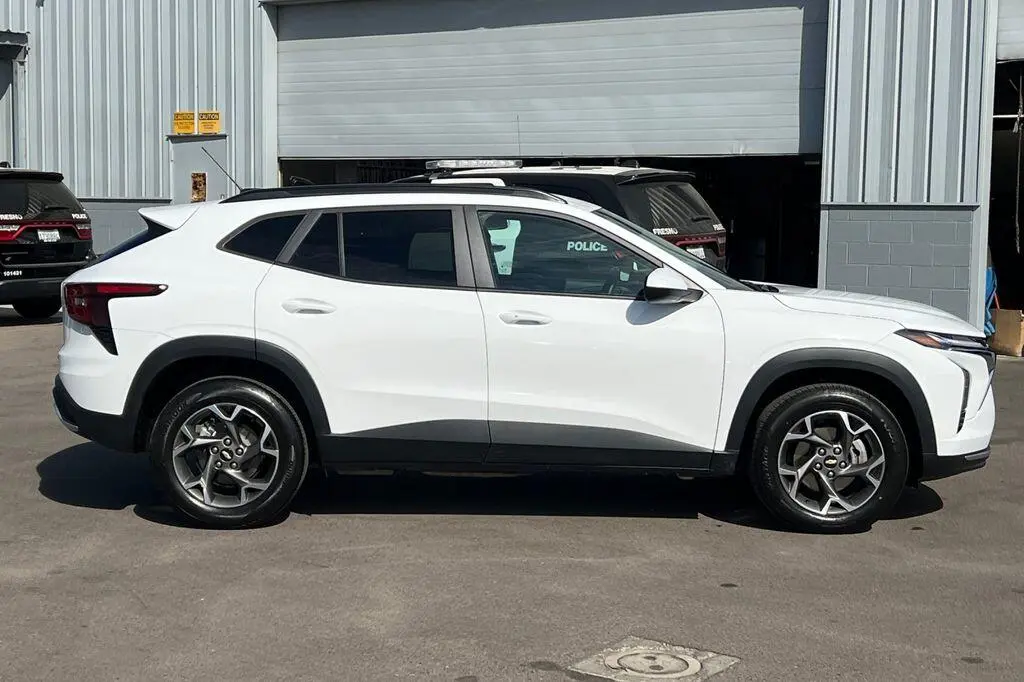 2025 Chevrolet Trax LT photo 3