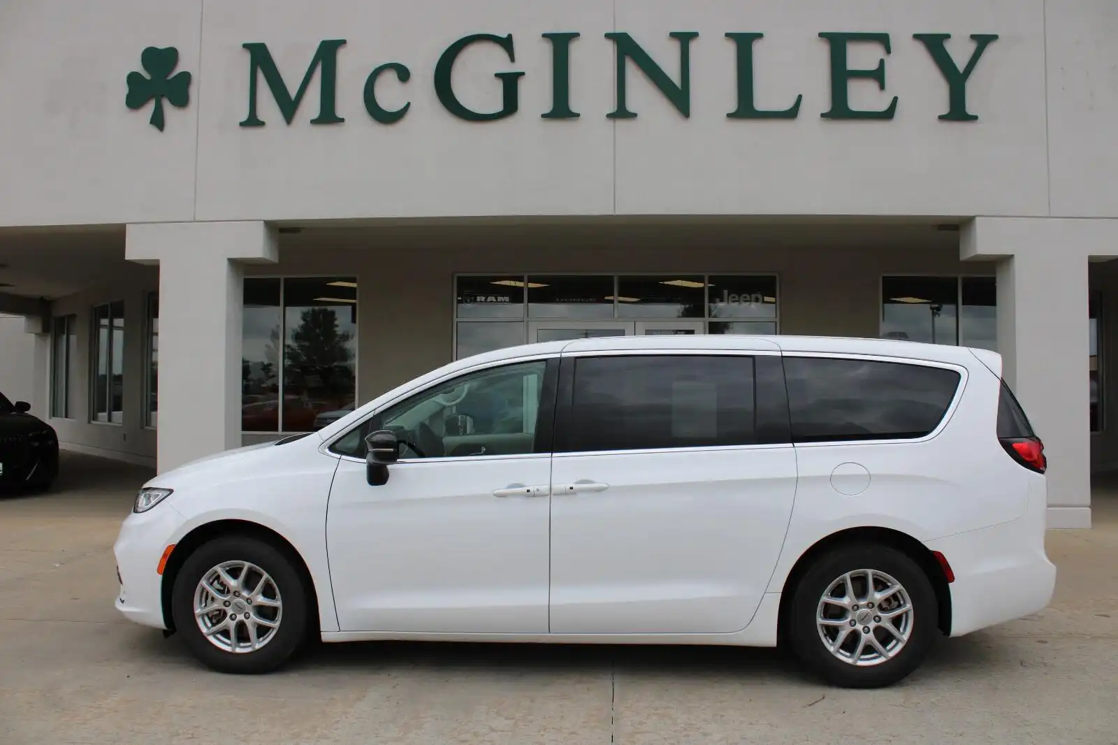 2024 Chrysler Pacifica Touring L's photo