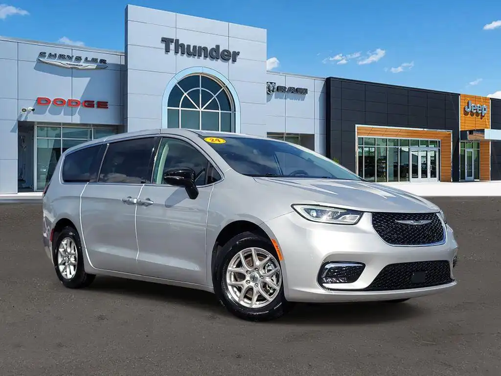 2024 Chrysler Pacifica Touring L's photo