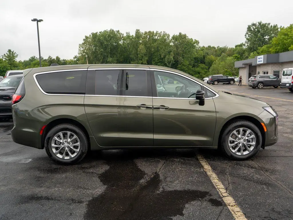 2027 Chrysler Pacifica Select AWD photo 5