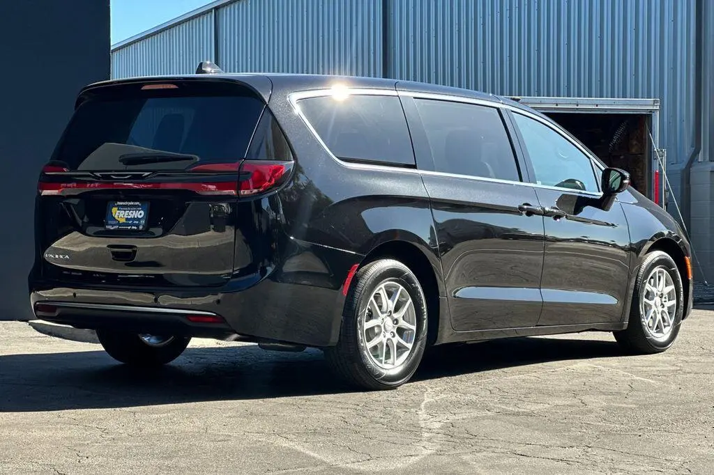 2027 Chrysler Pacifica Select photo 4