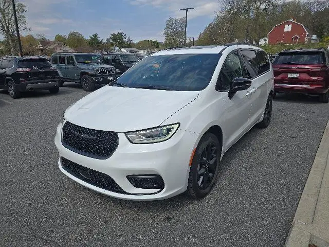 2026 Chrysler Pacifica Limited AWD photo 3