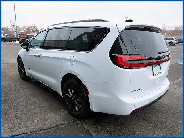 2026 Chrysler Pacifica Select AWD photo 5