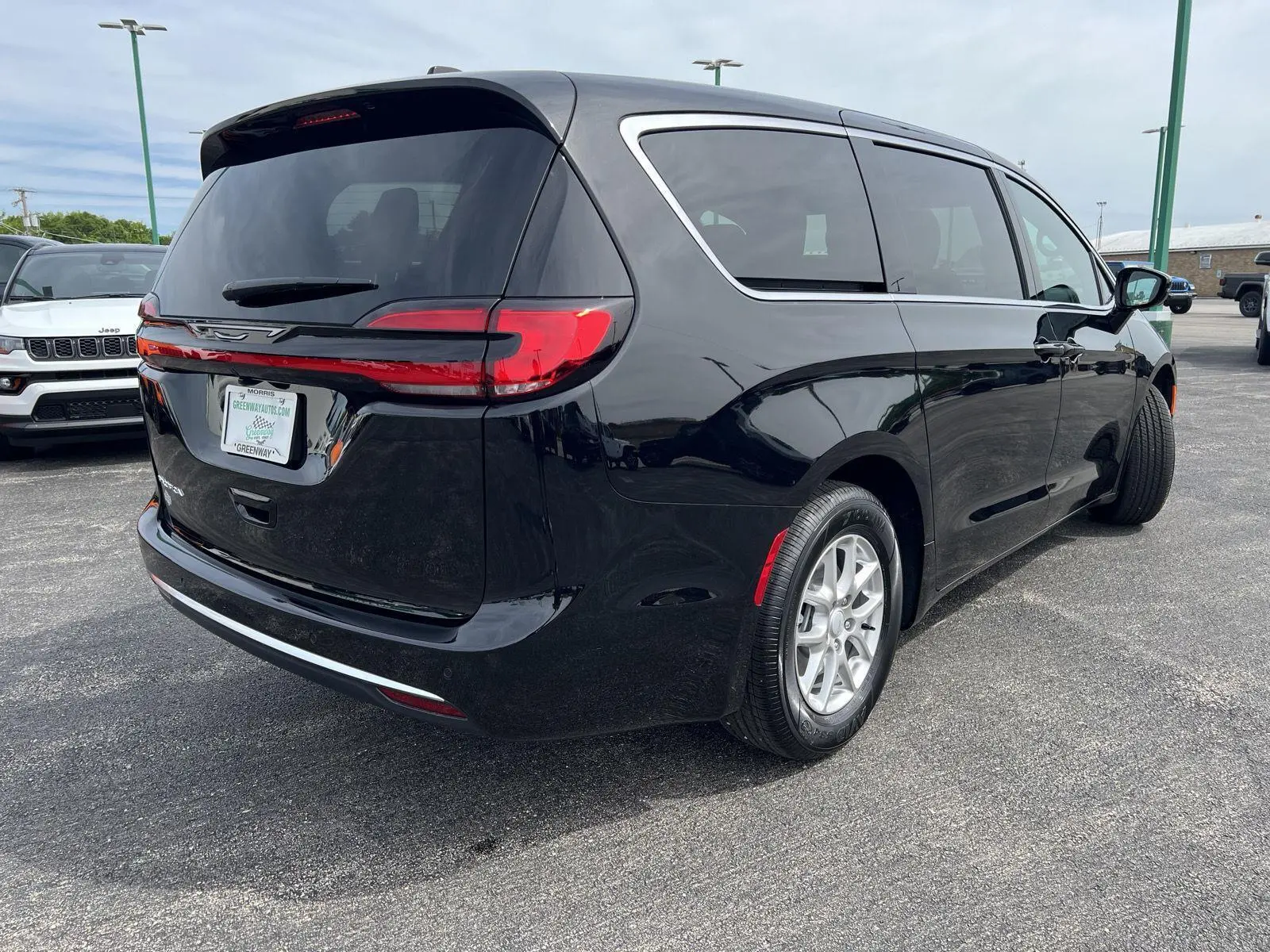 2027 Chrysler Pacifica Select photo 4