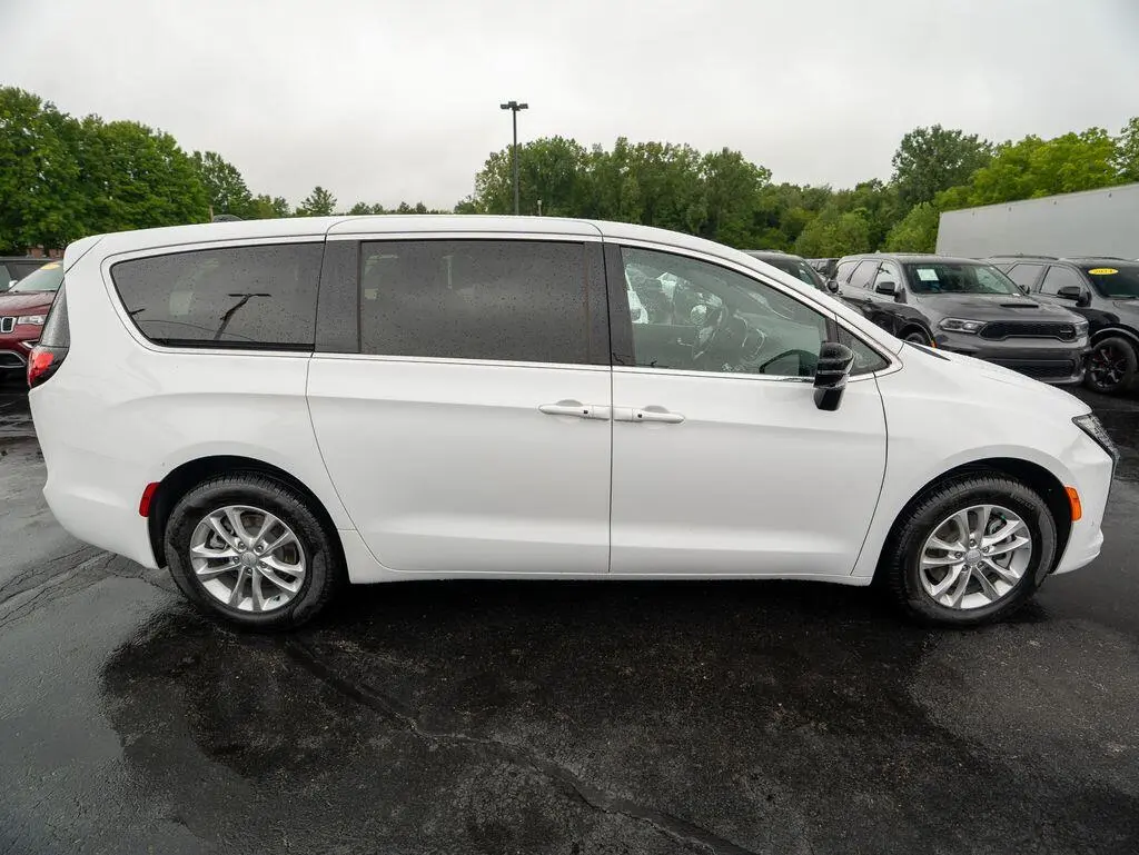 2027 Chrysler Pacifica Select AWD photo 5