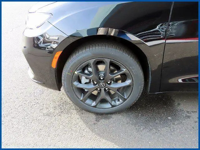 2026 Chrysler Pacifica Select AWD photo 4