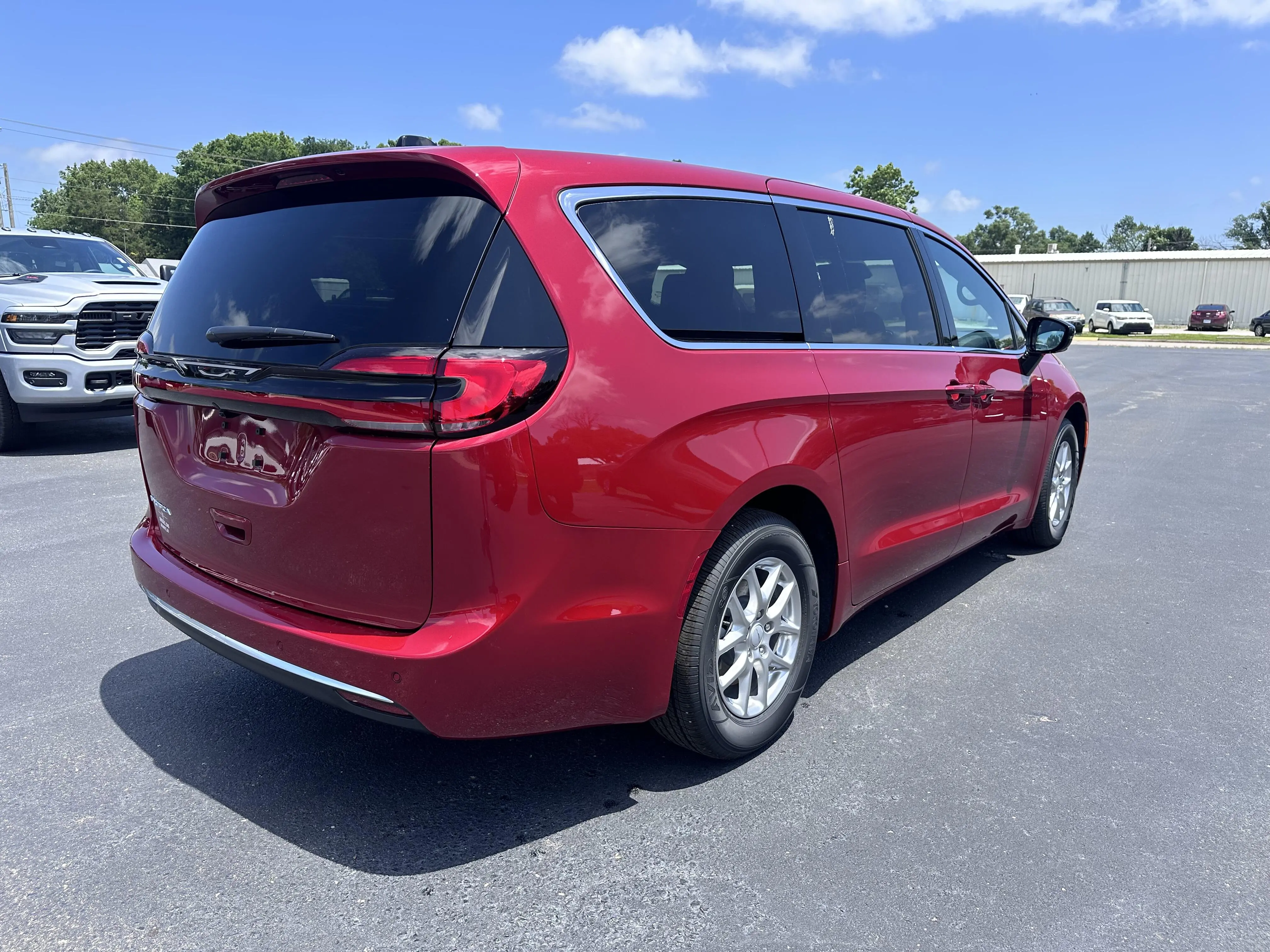 2027 Chrysler Pacifica Select photo 4