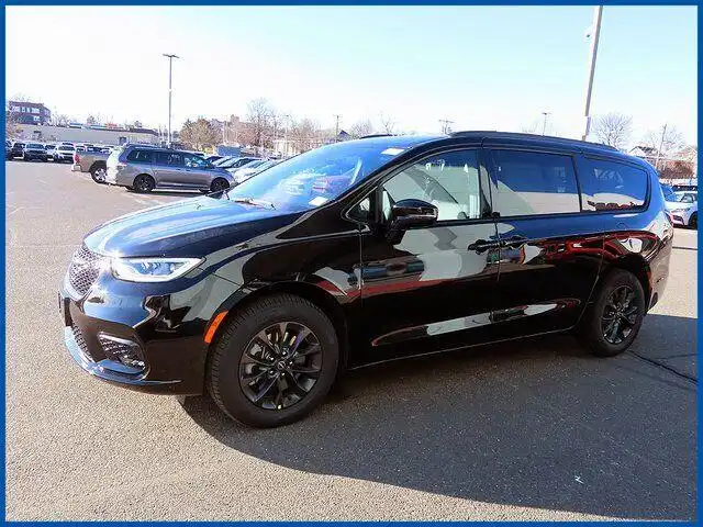 2026 Chrysler Pacifica Select AWD's photo