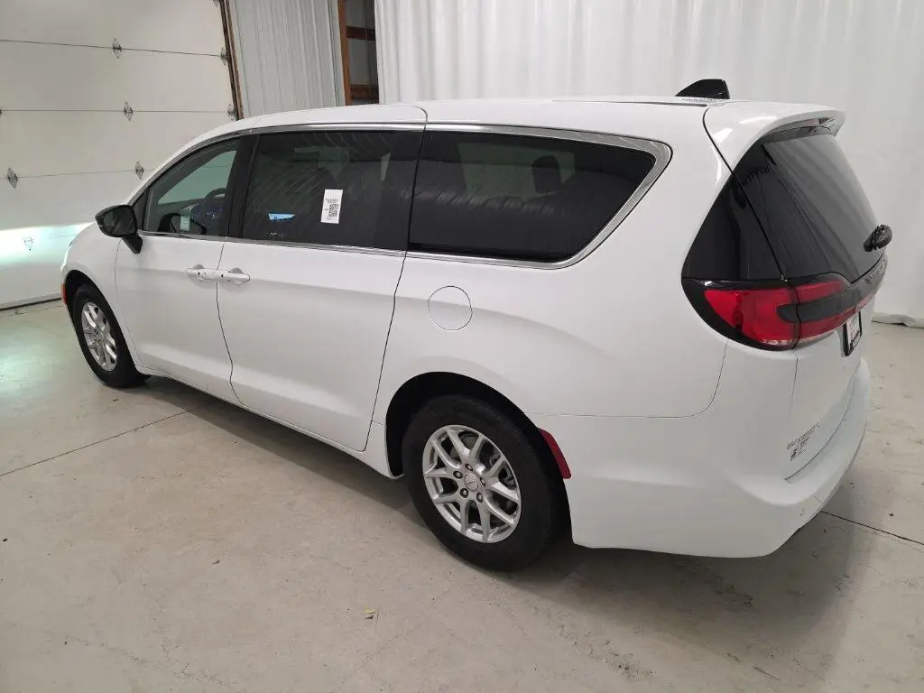 2027 Chrysler Pacifica Select photo 3