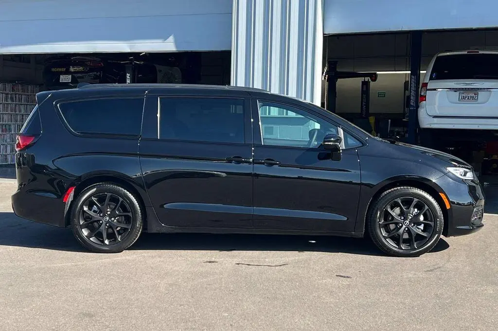 2026 Chrysler Pacifica Select photo 3