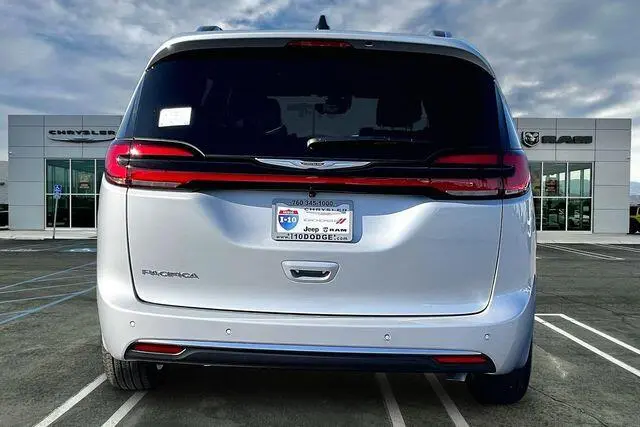 2026 Chrysler Pacifica Pinnacle photo 3