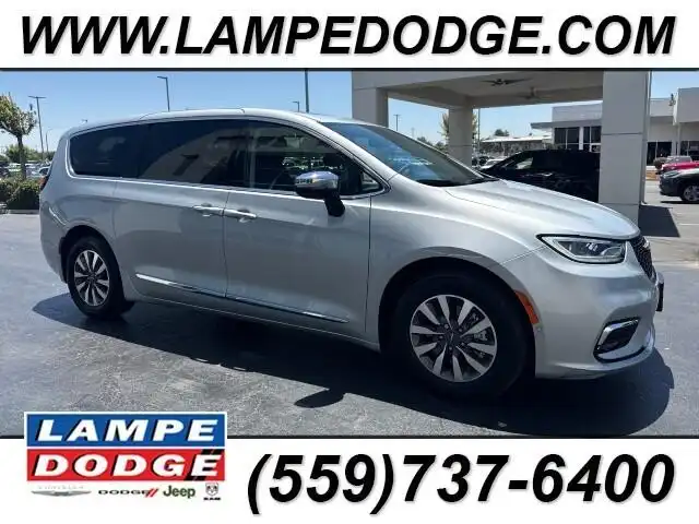 2023 Chrysler Pacifica Hybrid Limited Hybrid's photo