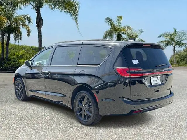 2027 Chrysler Pacifica Limited AWD photo 4