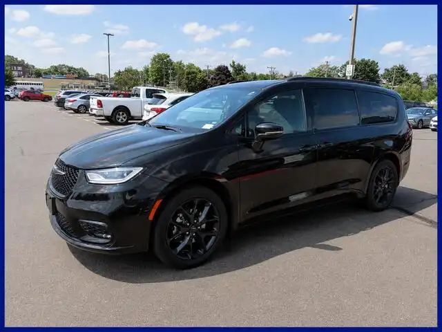 2025 Chrysler Pacifica Limited's photo