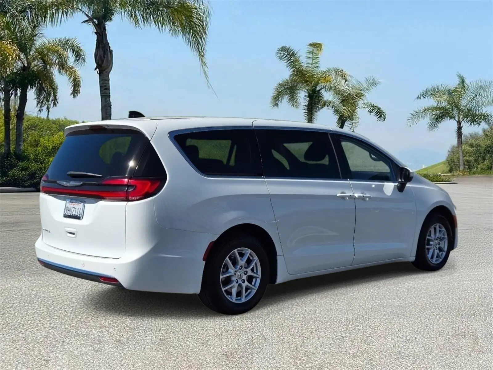 2023 Chrysler Pacifica Touring L photo 4